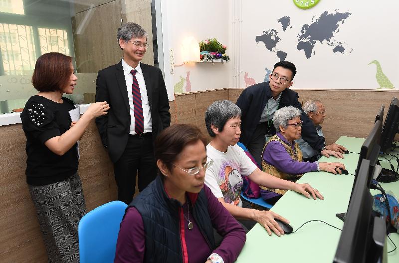The Secretary for Labour and Welfare, Dr Law Chi-kwong (second left), today (March 22) visits the Hong Kong Society for the Aged Chai Wan District Elderly Community Centre and is briefed by a representative of the centre on its services.