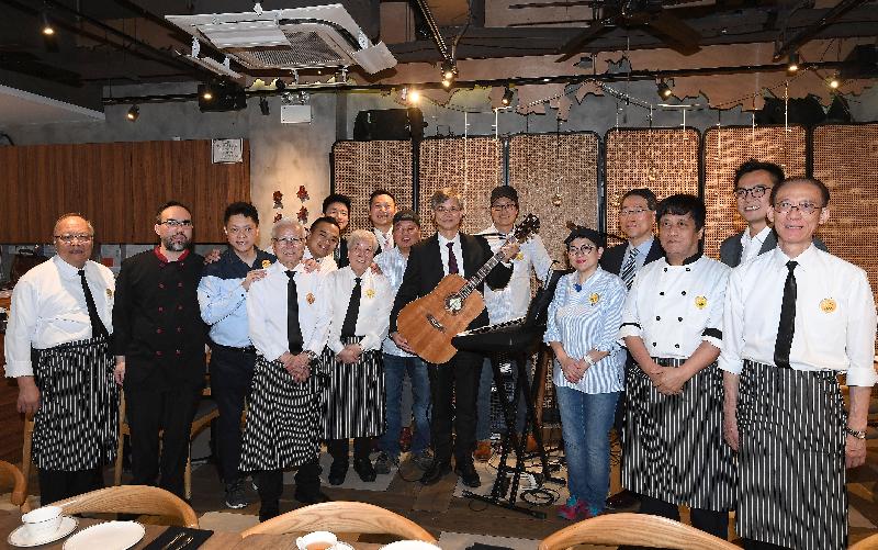The Secretary for Labour and Welfare, Dr Law Chi-kwong, today (March 22) visited a restaurant in Quarry Bay under the social enterprise Gingko House. Photo shows Dr Law (front row, fourth right) and the Under Secretary for Labour and Welfare, Mr Caspar Tsui (back row, second left), with staff of the restaurant.