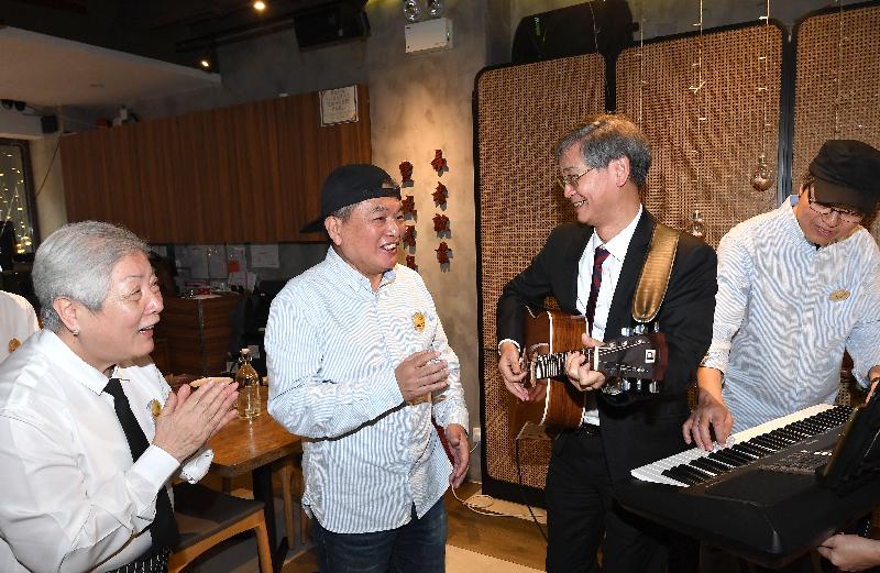 The Secretary for Labour and Welfare, Dr Law Chi-kwong (second right), today (March 22) visits a restaurant in Quarry Bay under the social enterprise Gingko House and plays a tune together with the elderly band members of the restaurant.