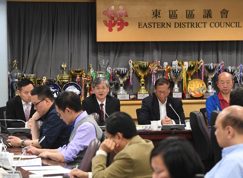The Secretary for Labour and Welfare, Dr Law Chi-kwong (back row, second left), today (March 22) visits the Eastern District Council to exchange views with the Chairman, Mr Wong Kin-pan (back row, second right), and members on labour and welfare issues as well as matters of local concern.
