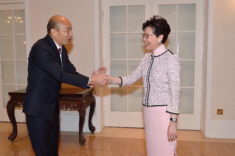 The Chief Executive, Mrs Carrie Lam (right), met with the visiting Kaohsiung City Mayor, Mr Han Kuo-yu (left), at Government House this morning (March 22).