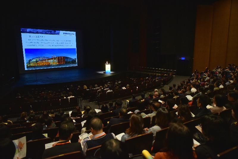 The Greater Bay Area Performing Arts Forum was held at the Ko Shan Theatre today (March 22). Through keynote speeches, discussion of experience and exhibitions, industry practitioners could connect and keep abreast of the operational practices of arts groups and performing venues, understand the audience in the Greater Bay Area and the environments of the arts industry in other cities in the Mainland, and explore new co-operation opportunities.
