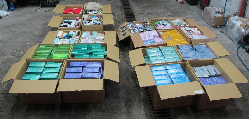 Hong Kong Customs seized a total of about 134 000 sticks of suspected illicit heat-not-burn products with an estimated market value of about $380,000 and a duty potential of about $260,000 at Hong Kong International Airport, Lai Chi Kok and To Kwa Wan respectively from March 19 to yesterday (March 21).