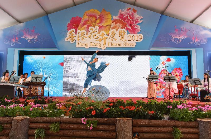 香港花卉展览星期日（三月二十四日）结束。大会在展览期间安排多项活动，包括花艺示范、绿化活动工作坊、亲子游戏、音乐和舞蹈表演等，令节目更丰富。
