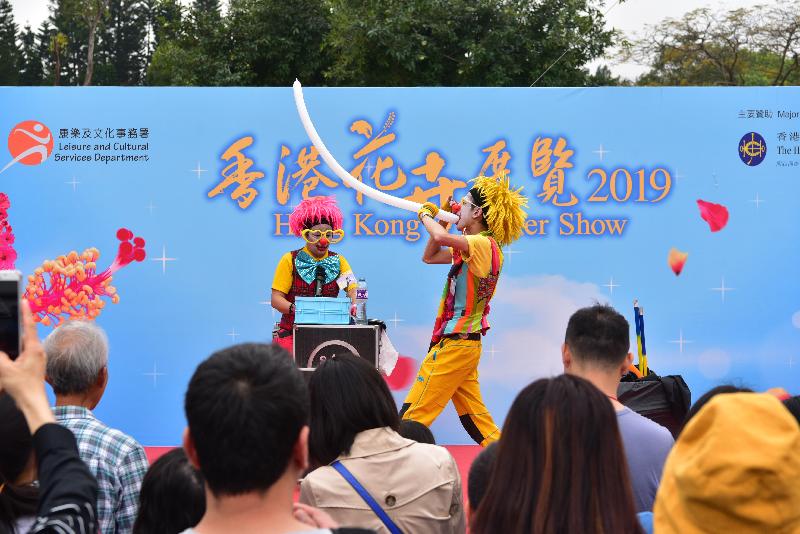 香港花卉展览星期日（三月二十四日）结束。大会在展览期间安排多项活动，包括花艺示范、绿化活动工作坊和亲子游戏等，令节目更丰富，其中的魔术表演吸引不少游人观赏。
