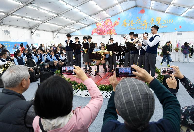 香港花卉展览星期日（三月二十四日）结束。「花见廊」内除展出植物展品比赛的参赛作品外，亦举行音乐表演供市民欣赏。
