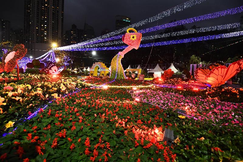 香港花卉展覽星期日（三月二十四日）結束。會場中軸線的園林造景在晚上會加入柔和的燈光和音樂效果，展示花展夜間的美態。