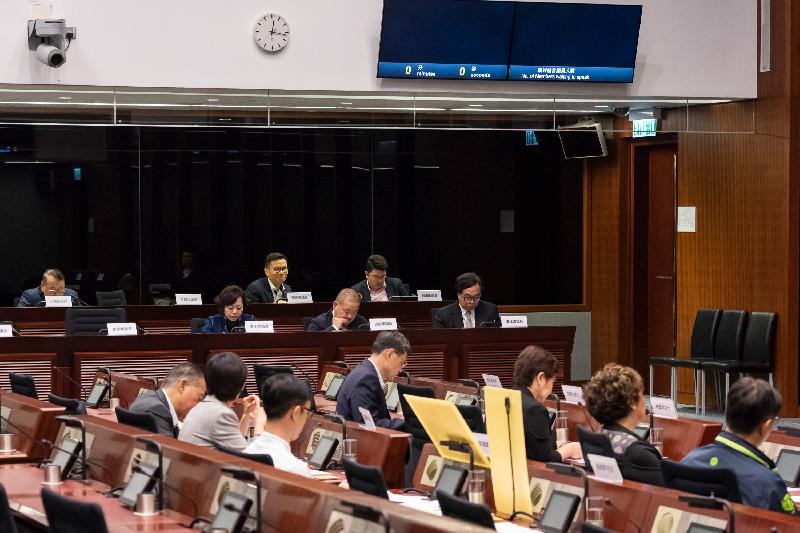 Members of the Legislative Council and the Kwai Tsing District Council exchange views on tackling the problem of shortage of parking spaces during the meeting today (March 22).