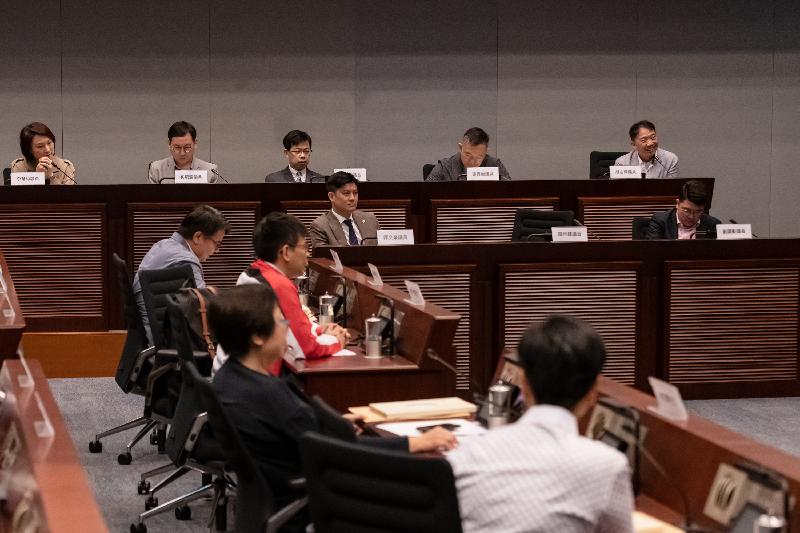 Members of the Legislative Council and the Wong Tai Sin District Council exchange views on the redevelopment of the Ngau Chi Wan Village Squatter Area during the meeting today (March 22). 