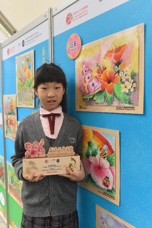 The annual spectacular Hong Kong Flower Show at Victoria Park will close at 9pm tomorrow (March 24). The Jockey Club Student Drawing Competition had its prize presentation ceremony today (March 23) and winning entries are now on display at the showground. Photo shows the champion of the Junior Section in Primary School, Chen Xiang-tao, and her winning entry. 