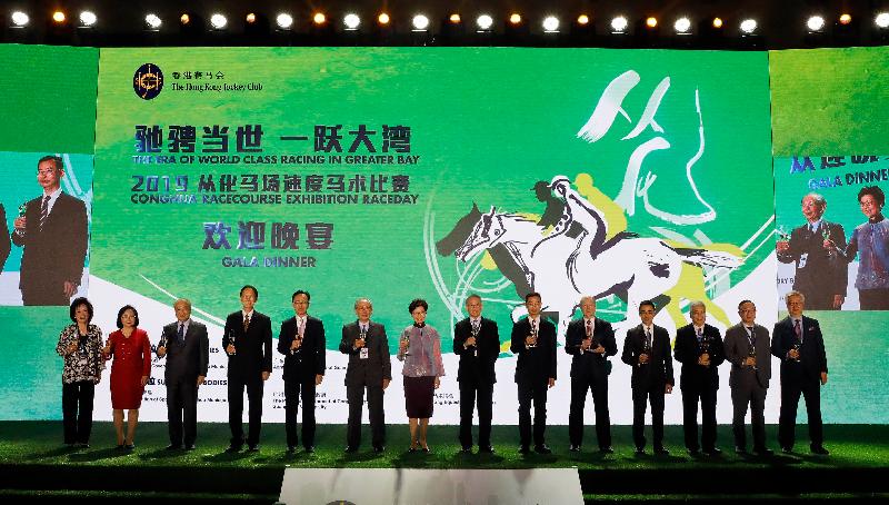 The Chief Executive, Mrs Carrie Lam, arrived in Conghua, Guangzhou today (March 22) and will attend the opening ceremony of the first Exhibition Raceday to be held by the Hong Kong Jockey Club in collaboration with the Conghua District Government at the Hong Kong Jockey Club Conghua Racecourse tomorrow (March 23). Photo shows (from fifth left) the Secretary for Constitutional and Mainland Affairs, Mr Patrick Nip; the Deputy Chairman of the Hong Kong Jockey Club, Mr Lester Kwok; Mrs Lam; the Chairman of the Hong Kong Jockey Club, Dr Anthony Chow; the Mayor of the Guangzhou Municipal Government, Mr Wen Guohui; and other guests at the toasting ceremony of the Hong Kong Jockey Club's gala dinner this evening.