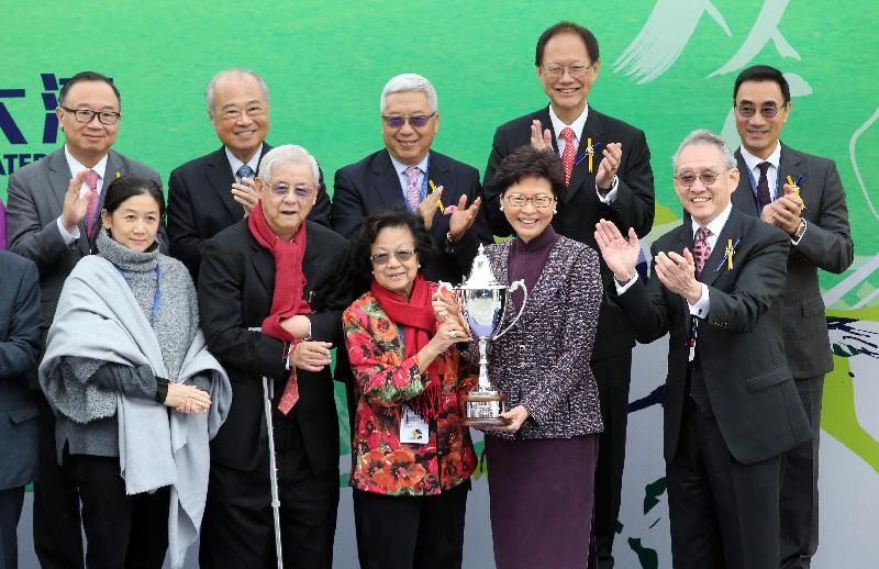 The Chief Executive, Mrs Carrie Lam, attended the opening ceremony of the first Exhibition Raceday held by the Hong Kong Jockey Club in collaboration with the local government at the Conghua Racecourse in Conghua, Guangzhou today (March 23). Photo shows Mrs Lam (front row; second right) and other guests at the prize presentation ceremony. 