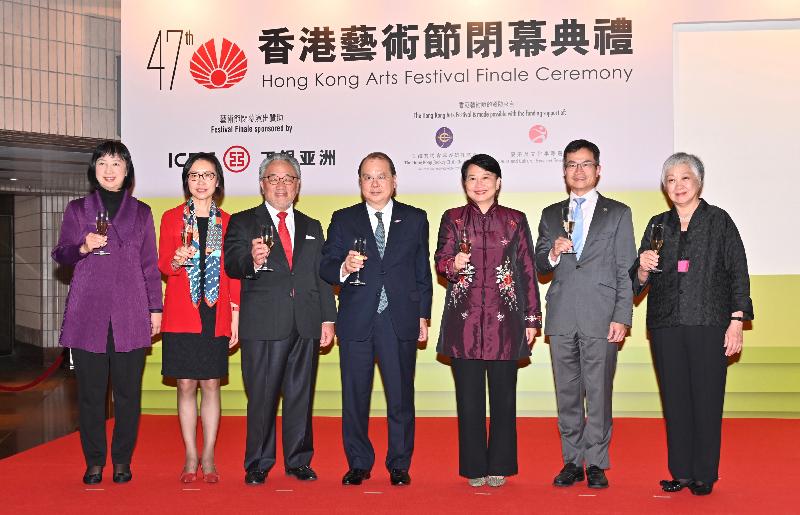 The Chief Secretary for Administration, Mr Matthew Cheung Kin-chung, attended the 47th Hong Kong Arts Festival Finale Ceremony at the Hong Kong Cultural Centre this evening (March 23). Photo shows (from left) the Director of Leisure and Cultural Services, Ms Michelle Li; the Chairman and Executive Director of Industrial and Commercial Bank of China (Asia), Ms Gao Ming; the Chairman of the Hong Kong Arts Festival Society, Mr Victor Cha; Mr Cheung; the Permanent Secretary for Home Affairs, Mrs Cherry Tse; the Executive Director, Charities and Community of the Hong Kong Jockey Club, Mr Cheung Leong; and the Executive Director of the Hong Kong Arts Festival Society, Ms Tisa Ho, at the toasting ceremony.