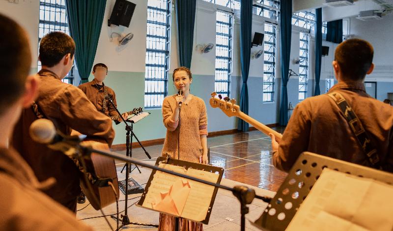 Noted artist Jade Kwan had a jam session with a band of young persons in custody at Pik Uk Correctional Institution in support of their rehabilitation journey through music. The session was recorded and is shown in a video, "Reborn on Stage", released by the Correctional Services Department today (March 24).