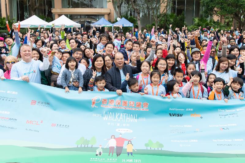 政务司司长张建宗（中）今日（三月二十四日）出席2019香港保护儿童会步行「童」乐日，并与嘉宾及参加者合照。