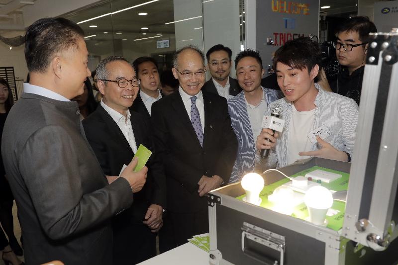 The Secretary for Home Affairs, Mr Lau Kong-wah (second left), meets with young users of INDEX during his visit to Kwun Tong District today (March 25).