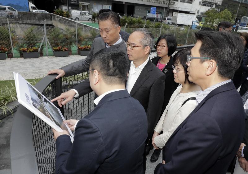 The Secretary for Home Affairs, Mr Lau Kong-wah (centre), tours the facilities in Tsui Ping River Garden during his visit to Kwun Tong District today (March 25). Mr Lau is accompanied by the Head of the Energizing Kowloon East Office, Ms Brenda Au (second right).