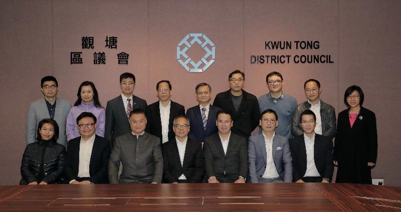 The Secretary for Home Affairs, Mr Lau Kong-wah, met with Kwun Tong District Council (KTDC) members to exchange views on district issues when visiting Kwun Tong District today (March 25). Mr Lau (front row, centre) is pictured with the Chairman of the KTDC, Dr Bunny Chan (front row, third left); the District Officer (Kwun Tong), Mr Steve Tse (front row, third right); and other members of the KTDC.
