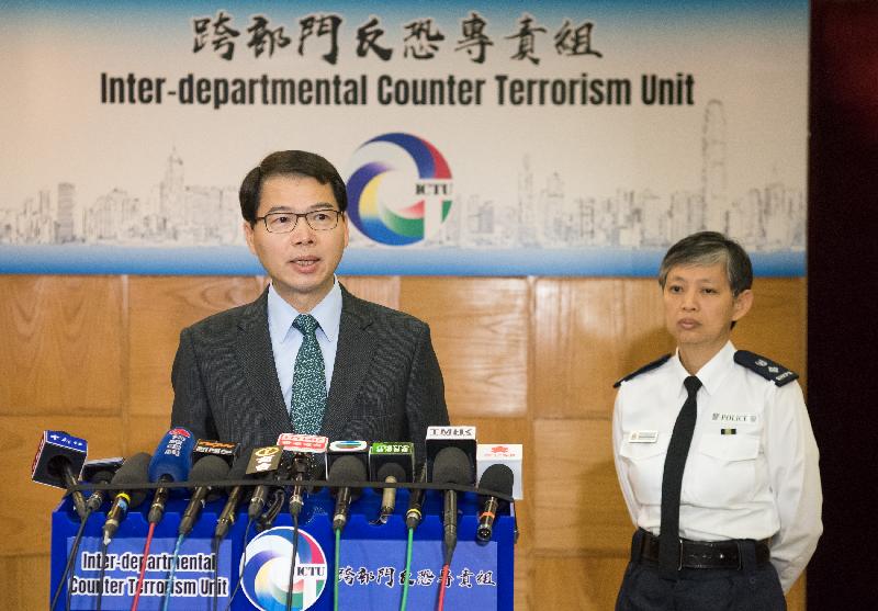 The first inter-departmental counter-terrorism exercise "Powersky" organised by the Inter-departmental Counter Terrorism Unit (ICTU) set up by the Security Bureau was held this afternoon (March 25) at Lei Yue Mun Park. Picture shows the Under Secretary for Security, Mr Sonny Au (left), and Senior Superintendent of Police Ms Winna Leung of the ICTU (right), briefing on the details of the exercise. 