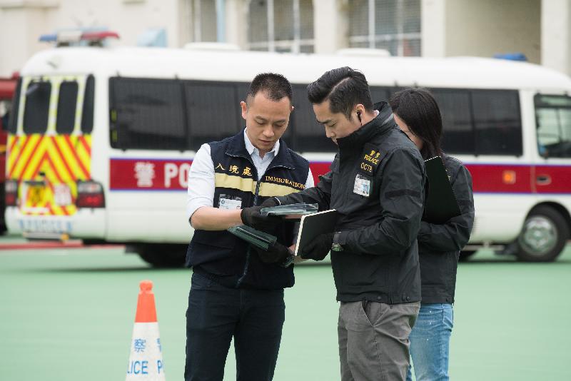 The first inter-departmental counter-terrorism exercise "Powersky" organised by the Inter-departmental Counter Terrorism Unit set up by the Security Bureau, was held this afternoon (March 25) at Lei Yue Mun Park. Picture shows the Organised Crime and Triad Bureau of the Hong Kong Police Force and Immigration Department’s Counter Terrorism Operations Section conducting scene investigation. 
