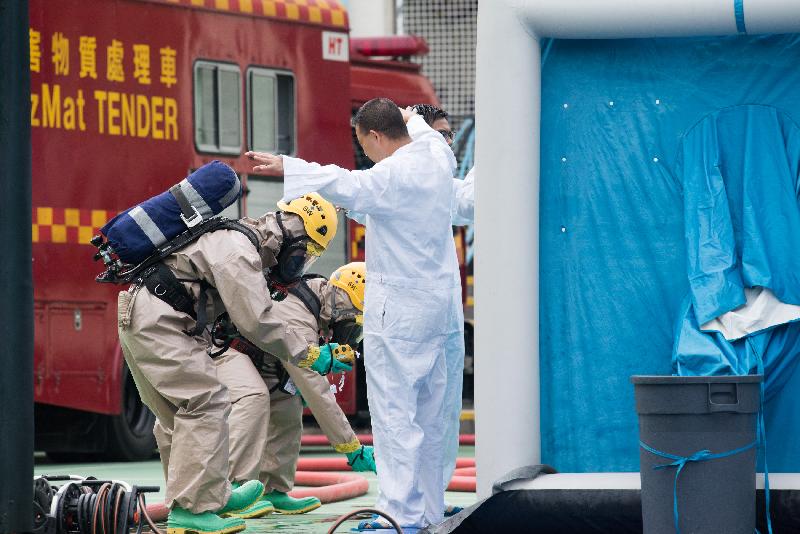 The first inter-departmental counter-terrorism exercise "Powersky" organised by the Inter-departmental Counter Terrorism Unit (ICTU) set up by the Security Bureau, was held this afternoon (March 25) at Lei Yue Mun Park. Picture shows the Hazmat Team of the Fire Services Department carrying out decontamination procedures for contaminated persons. 