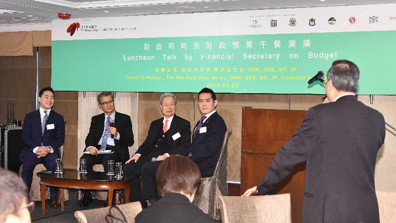 財政司司長陳茂波（左二）今日（三月二十五日）在香港專業聯盟舉辦的「財政司司長財政預算午餐演講」和與會者交流意見。