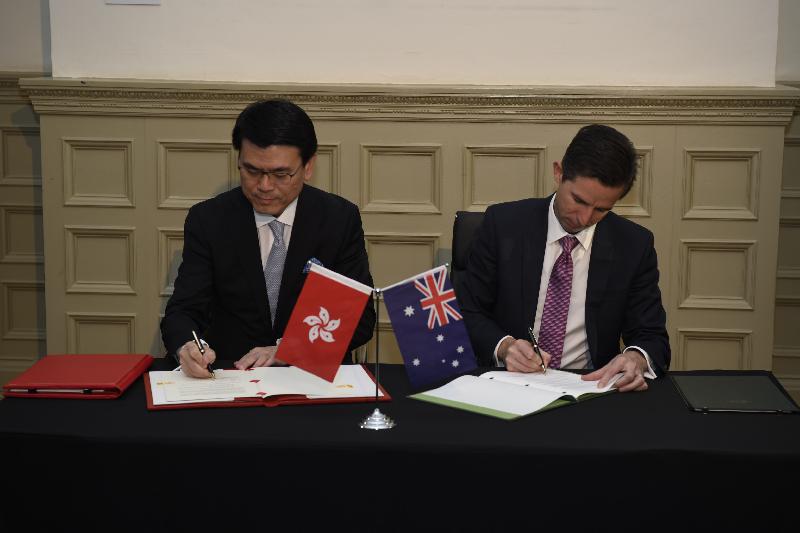 商務及經濟發展局局長邱騰華今日（三月二十六日）上午在澳洲悉尼與澳洲貿易、旅遊和投資部長伯明翰（右）簽署香港與澳洲《自由貿易協定》和《投資協定》。