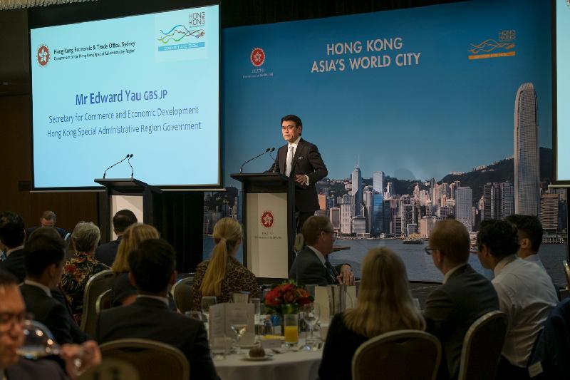 商務及經濟發展局局長邱騰華今日（三月二十六日）在澳洲悉尼出席午餐研討會，鼓勵澳洲企業利用香港與澳洲簽訂的《自由貿易協定》和《投資協定》擴大在香港的投資。圖示邱騰華在午餐研討會發表主題演講。