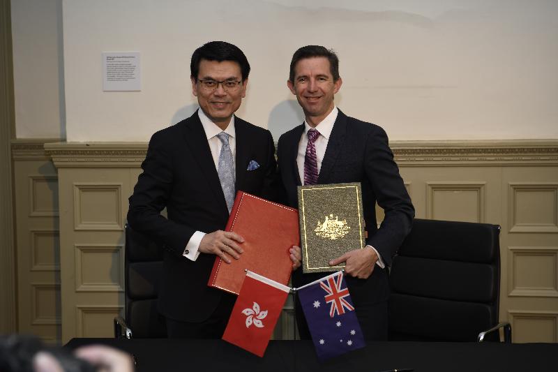 The Secretary for Commerce and Economic Development, Mr Edward Yau, attended the signing ceremony of the Hong Kong-Australia Free Trade Agreement and Investment Agreement in Sydney, Australia this morning (March 26) to foster stronger bilateral economic and trade relations between the two places. Mr Yau (left) is pictured with the Australian Minster for Trade, Tourism and Investment, Mr Simon Birmingham (right), at the ceremony.