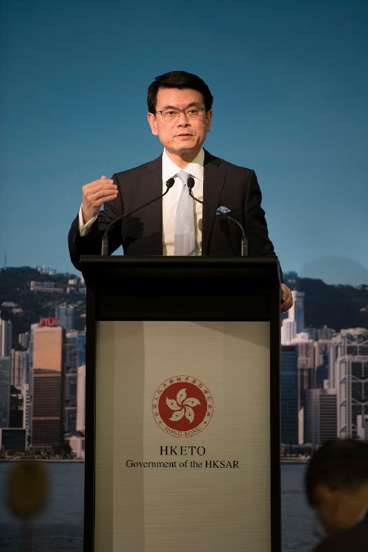 The Secretary for Commerce and Economic Development, Mr Edward Yau, today (March 26) attended a luncheon seminar in Sydney, Australia, where he encouraged Australian enterprises to make use of the Hong Kong-Australia Free Trade Agreement and Investment Agreement to invest more in Hong Kong. Photo shows Mr Yau delivering the keynote speech at the luncheon seminar.