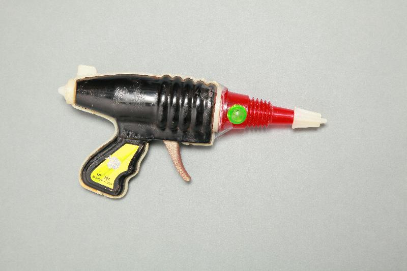 由本地玩具收藏家刘任辉借出予历史档案馆的一九七○年代太空枪，在「童趣‧童游：香港儿童玩乐点滴」展览中展示。