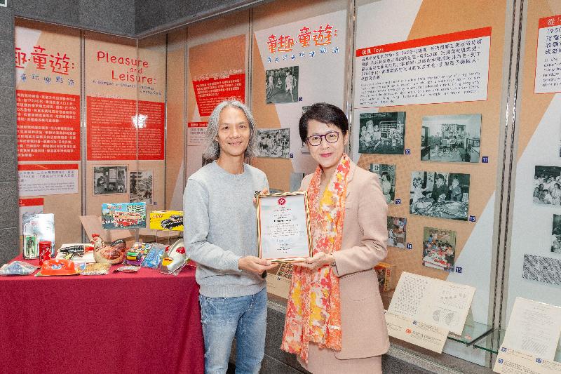 The Director of Administration, Ms Kitty Choi, invited three toy collectors in Hong Kong, namely Mr Chong Hing-fai, Mr Ricky Lau and Mr Eddie Yuen, to tour the exhibition "Pleasure and Leisure: A Glimpse of Children's Pastimes in Hong Kong" at the Hong Kong Public Records Building today (March 26) and presented certificates of appreciation to them to express gratitude for their assistance and generosity extended to the exhibition. Photo shows Ms Choi (right) presenting a certificate of appreciation to Mr Chong.