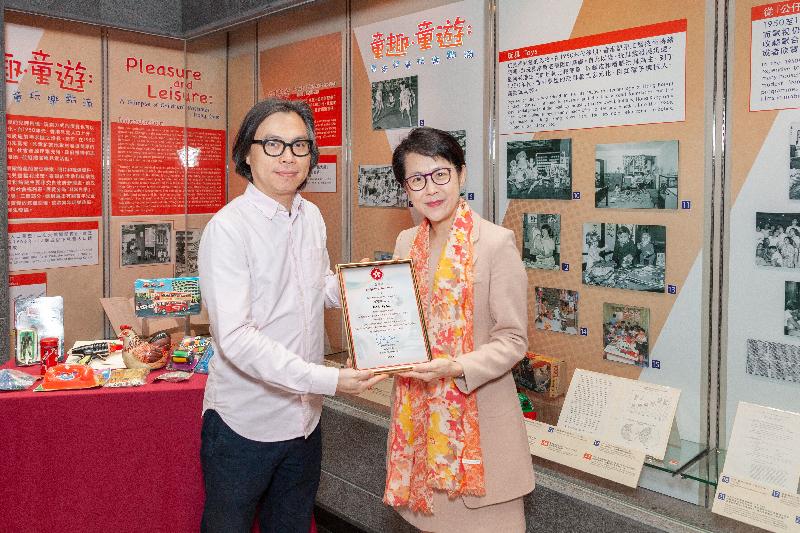 The Director of Administration, Ms Kitty Choi, invited three toy collectors in Hong Kong, namely Mr Chong Hing-fai, Mr Ricky Lau and Mr Eddie Yuen, to tour the exhibition "Pleasure and Leisure: A Glimpse of Children's Pastimes in Hong Kong" at the Hong Kong Public Records Building today (March 26) and presented certificates of appreciation to them to express gratitude for their assistance and generosity extended to the exhibition. Photo shows Ms Choi (right) presenting a certificate of appreciation to Mr Lau.
