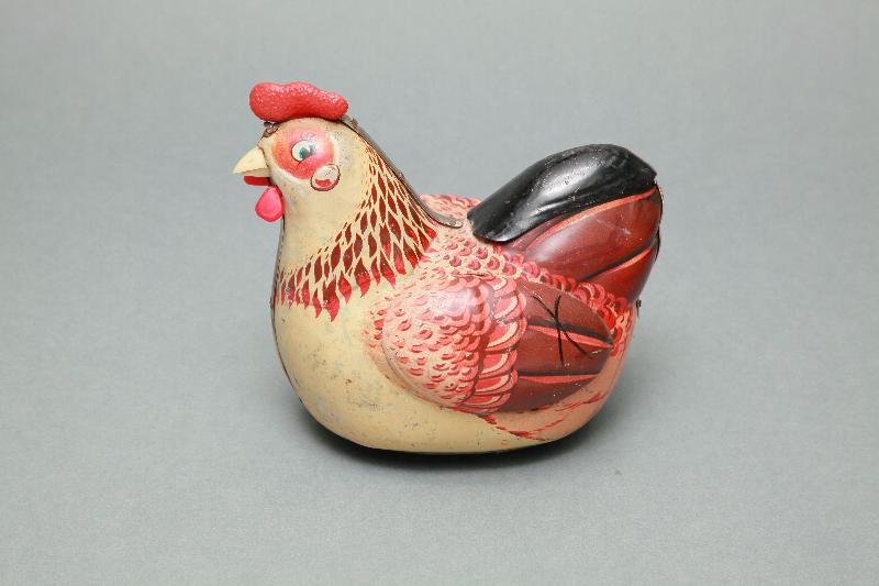 Mr Chong Hing-fai, a toy collector in Hong Kong, contributed a "hen laying eggs" metallic toy from the 1960s to the Government Records Service's Public Records Office for display at its exhibition "Pleasure and Leisure: A Glimpse of Children's Pastimes in Hong Kong".