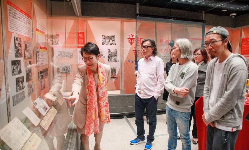 The Director of Administration, Ms Kitty Choi, invited three toy collectors in Hong Kong, namely Mr Chong Hing-fai, Mr Ricky Lau and Mr Eddie Yuen, to tour the exhibition "Pleasure and Leisure: A Glimpse of Children's Pastimes in Hong Kong" at the Hong Kong Public Records Building today (March 26). Photo shows Ms Choi (first left) and the three toy collectors viewing their contributions to the exhibition.