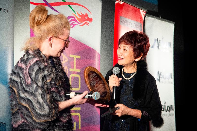 The Hong Kong Economic and Trade Office in New York is partnering with Asian Pop-Up Cinema (APUC) again to promote Hong Kong cinema and showcase film talents in Chicago. APUC presented a Career Achievement Award by APUC to veteran Hong Kong actress Nina Paw (right) yesterday (March 26, Chicago time).