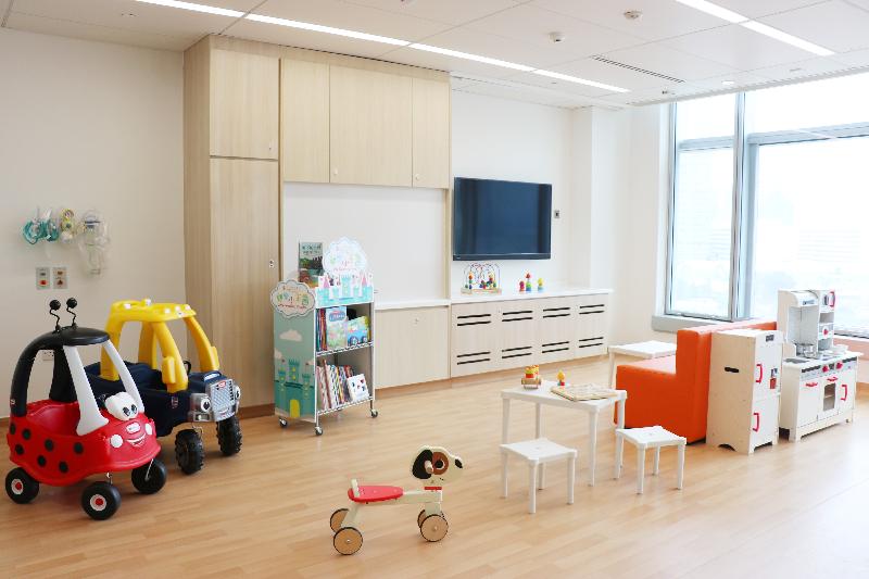 香港兒童醫院今日（三月二十七日）開展住院服務。圖示血液及腫瘤科病房內的活動室。