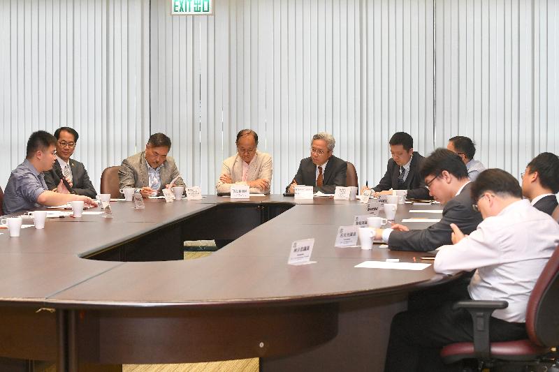 The Secretary for the Civil Service, Mr Joshua Law, visited Sai Kung District today (March 28). Photo shows Mr Law (fifth left), accompanied by the Chairman of the Sai Kung District Council (SKDC), Mr George Ng (fourth left), and the District Officer (Sai Kung), Mr David Chiu (third left), meeting with SKDC members and exchanging views on issues that concern them.