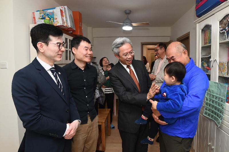 During his tour of Sai Kung District today (March 28), the Secretary for the Civil Service, Mr Joshua Law, visited the newly completed Yau Yue Wan Customs Staff Quarters. Photo shows Mr Law (third left) visiting a Customs colleague to learn about the adaptation of him and his family to the new living environment.