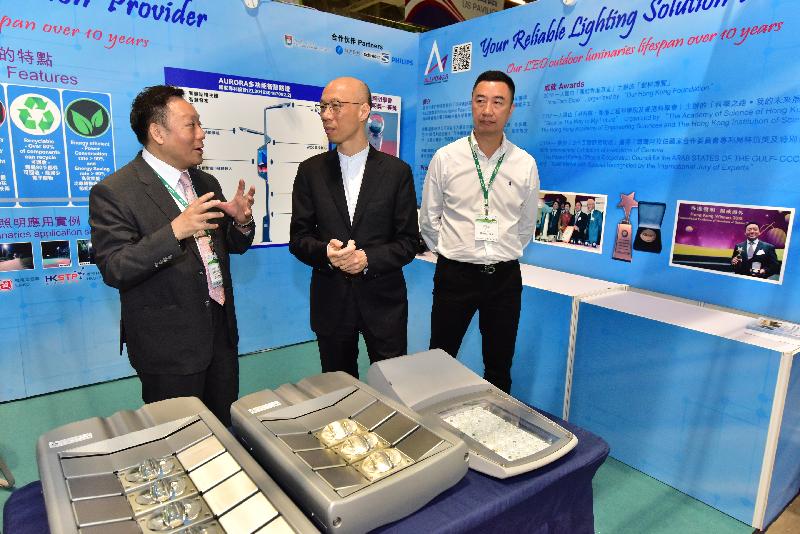 The Secretary for the Environment, Mr Wong Kam-sing (centre), chats with an exhibitor at the 2019 Macao International Environmental Co-operation Forum & Exhibition in Macao today (March 28).