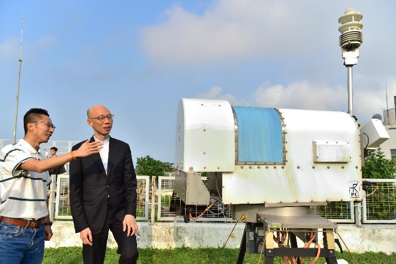 The Secretary for the Environment, Mr Wong Kam-sing (right), today (March 28) visited the Macao Meteorological and Geophysical Bureau. Photo shows Mr Wong viewing the bureau's Radiometer.