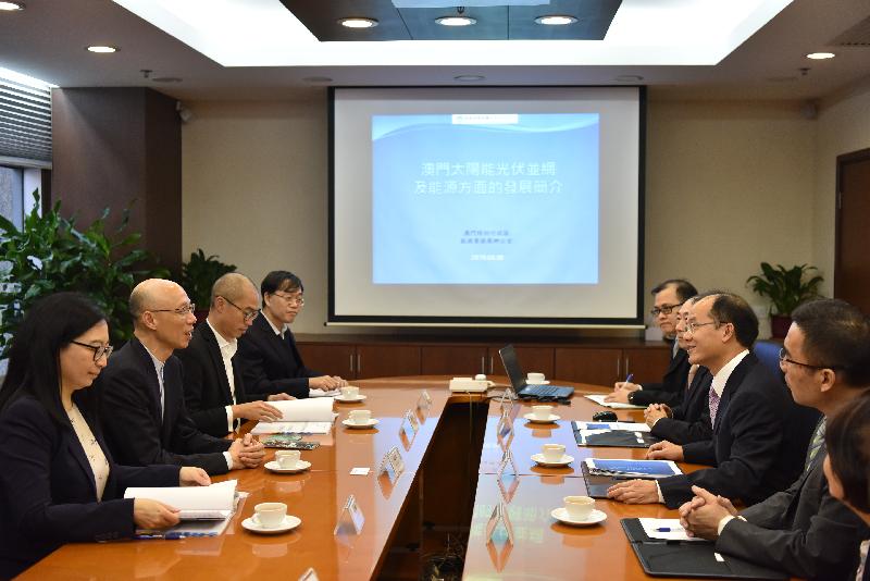 The Secretary for the Environment, Mr Wong Kam-sing (second left), today (March 28) calls on the Office for the Development of the Energy Sector of the Macao Special Administrative Region (SAR) to discuss matters related to the Feed-in Tariff and promotion of renewable energy with Macao SAR officials.