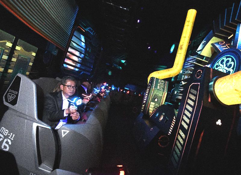 The Financial Secretary, Mr Paul Chan, attended the Hong Kong Disneyland "Ant-Man and The Wasp: Nano Battle!" opening ceremony this afternoon (March 28). Photo shows Mr Chan trying out the ride after the ceremony.