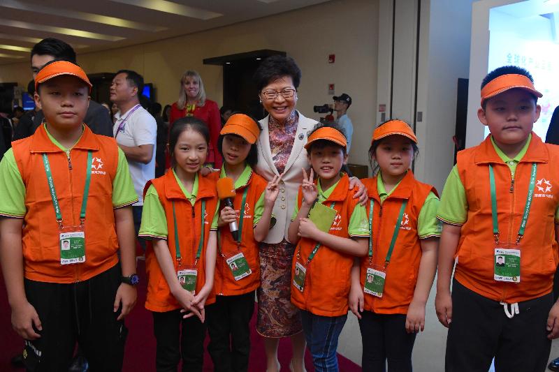 行政長官林鄭月娥（中）今日（三月二十八日）在海南出席博鰲亞洲論壇2019年年會期間，與在會場採訪的兒童記者合照。