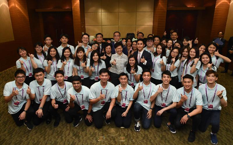 The Chief Executive, Mrs Carrie Lam, met Hong Kong student volunteers at the Boao Forum for Asia Annual Conference 2019 in Hainan this evening (March 27) to learn about their work. Photo shows Mrs Lam (middle row, seventh left) posing with the student volunteers.