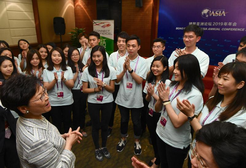 The Chief Executive, Mrs Carrie Lam (front row, first left), meets Hong Kong student volunteers at the Boao Forum for Asia Annual Conference 2019 in Hainan this evening (March 27) to learn about their work.