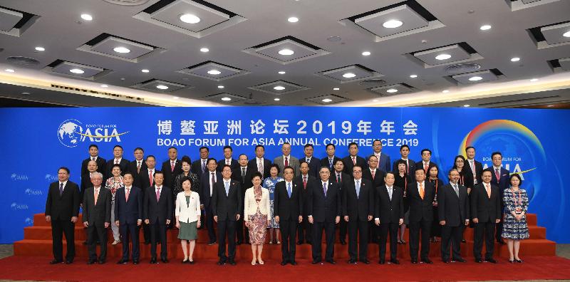 Premier Li Keqiang (first row, centre) is pictured with the Chief Executive, Mrs Carrie Lam (first row, seventh left), and other Hong Kong and Macao delegates taking part in the Boao Forum for Asia Annual Conference 2019 in Hainan today (March 28).
