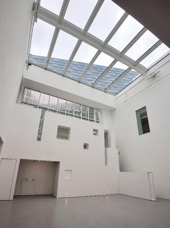 經過大型擴建和修繕工程，香港藝術館今年十一月以全新面貌開放予公眾參觀。圖示設於藝術館新翼大樓的雙層展廳，樓高九米，用以展示巨型藝術品。