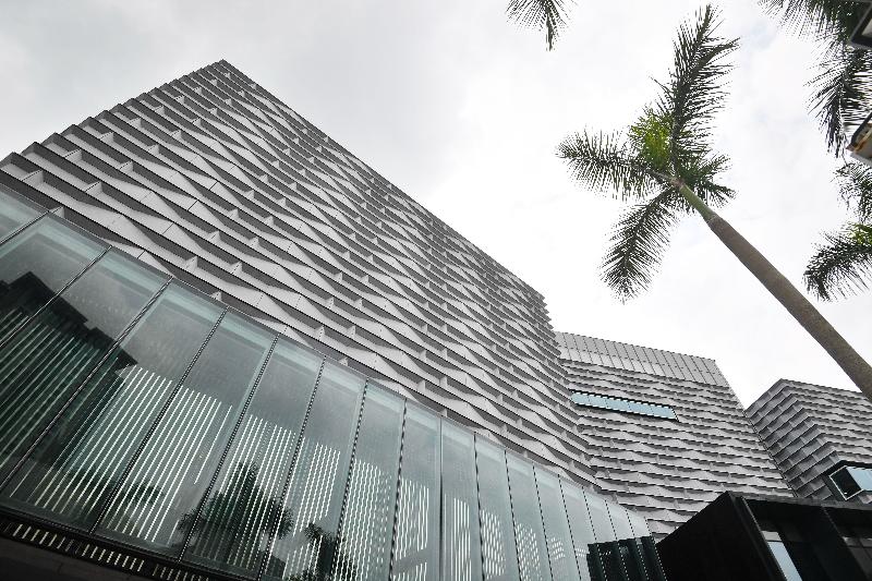 經過大型擴建和修繕工程，香港藝術館今年十一月以全新面貌開放予公眾參觀。藝術館外牆的設計概念來自維多利亞港的波紋。