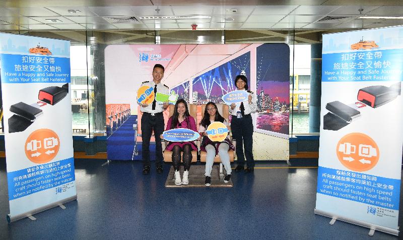 海事處今日（三月二十九日）在上環港澳碼頭的候船室放置香港景色的大型展板及真實船艙座椅。圖示乘客在船艙座椅上扣上安全帶，並模擬在船上欣賞香港景色。